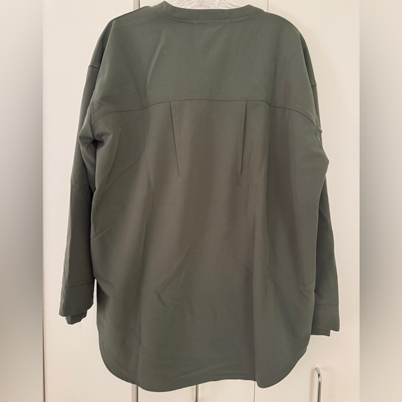 Figs Women's Halle V-Neck Longsleeve Tunic Scrub Top - Picture 4 of 5